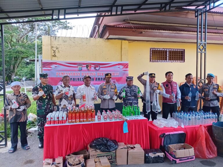 Teks Foto: Kapolres Raja Ampat, AKBP Jems Oktovianus Tegai memimpin pemusnahan barang bukti miras dan bom ikan di Mapolres bersama Komandan Kodim 1805 Letkol Inf Syahrul Usman, Ketua Komisi III DPRK Ruben Sauyai, dan Danpos AL Waisai. (ist)