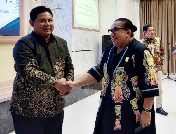 Teks Foto: Waket I DPRP, Herlin Beatrix Monim saat menghadiri penyerahan LHP Pemprov Papua. (ist)