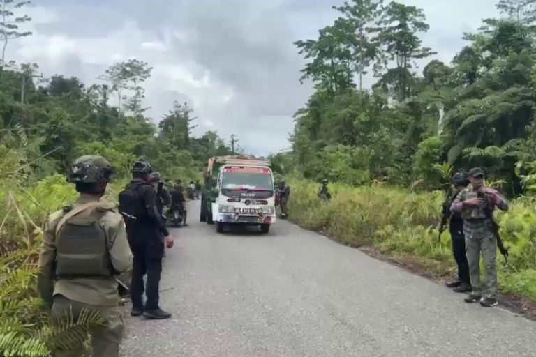 Personil Operasi Damai Cartenz saat melakukan pengamanan di Yahukimo, Papua Pegunungan. (ist)