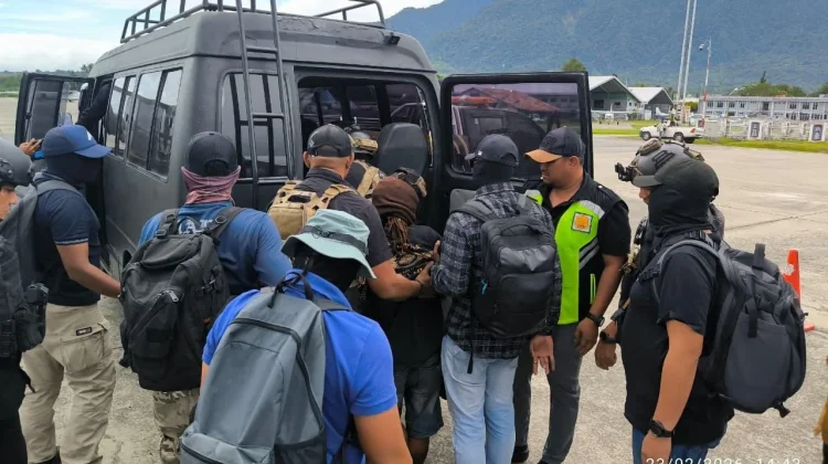 Teks Foto: Satgas Operasi Damai Cartenz memindahkan 3 anggota KKB, tersangka kasus kriminal dan kekerasan bersenjata di Yahukimo ke Polda Papua. (ist)