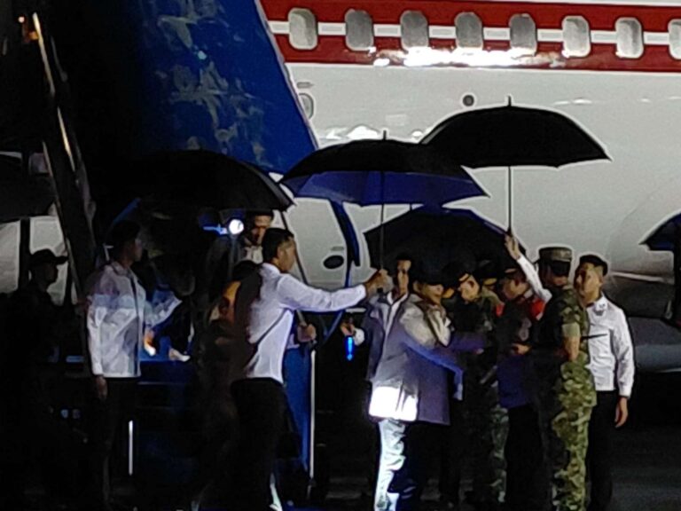 Presiden RI Prabowo Subianto menyalami sejumlah pejabat yang menyambut di Lanud Abdulrachman Saleh, Malang, Jawa Timur. (ist)