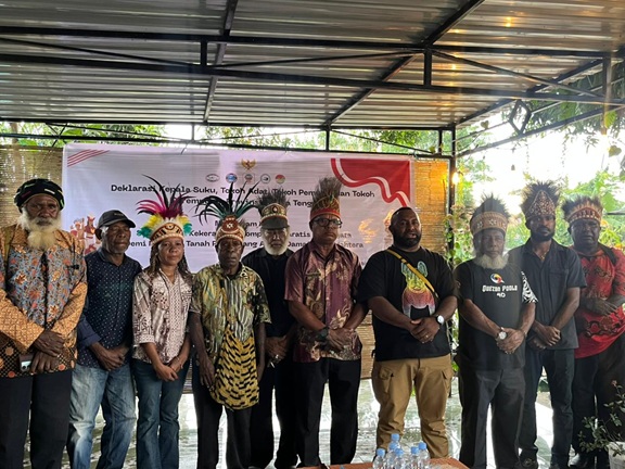 Teks Foto: Tokoh Adat dan Pemuda di Nabire. (ist)