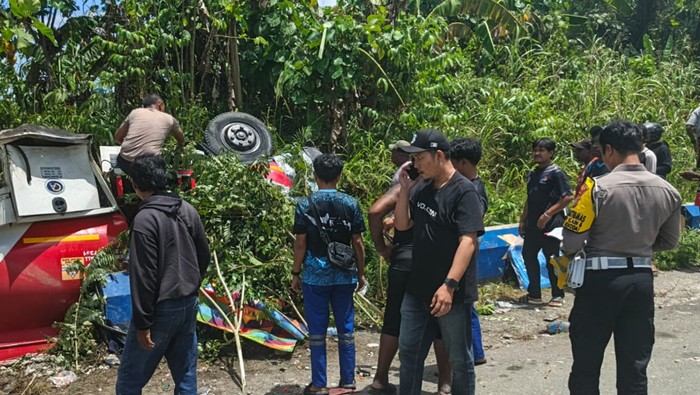 Teks Foto: Truk BBM yang mengangkut soal terbalik hingga sopir dan penumpang tewas di Sorong. (ist)