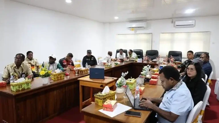 Teks Foto: Tampak pertemuan para legislator Papua Tengah di Gedung DPR Papua Tengah. (ist)