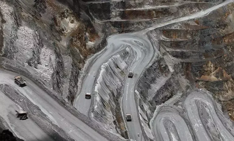 Teks Foto: Sejumlah Haul Truck dioperasikan di area tambang terbuka PT Freeport Indonesia di Timika. (ist)