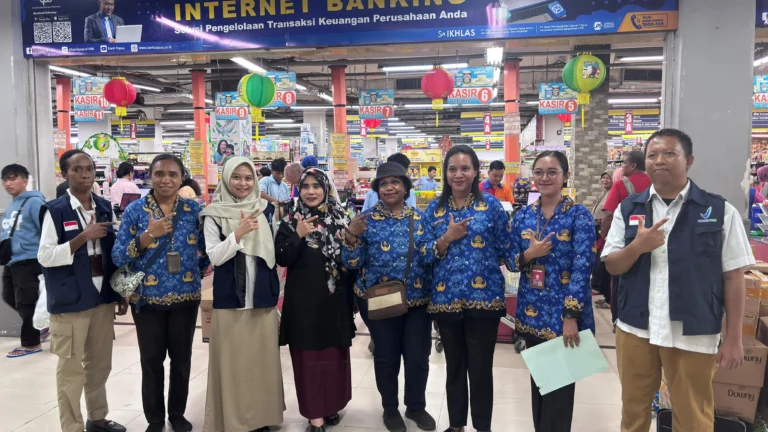 Teks Foto: Tim Melakukan Infeksi ke salah satu distributor pakan kemasan. (ist)