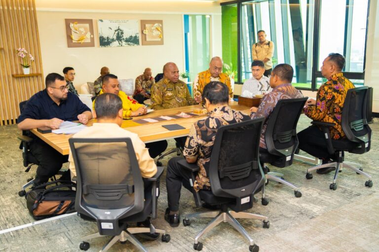 Teks Foto: Gubernur Papua, Matius D. Fakhiri dan lainnya. (ist)