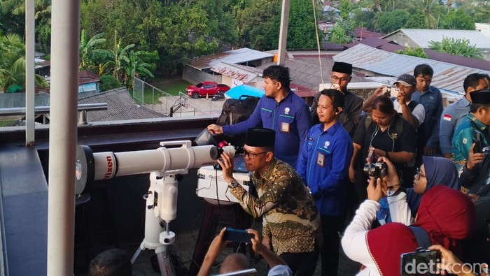 Teks Foto: Warga Antusias Sambut Festival Pasar Imlek 2026 di Timika. (ist)