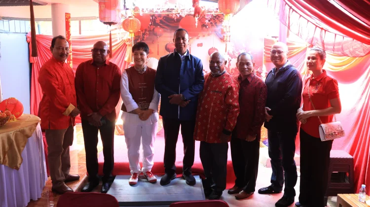 Teks Foto: Gubernur Papua Selatan, Apolo Safanpo dan Sekda Ferdinan dan lainnya. (ist)