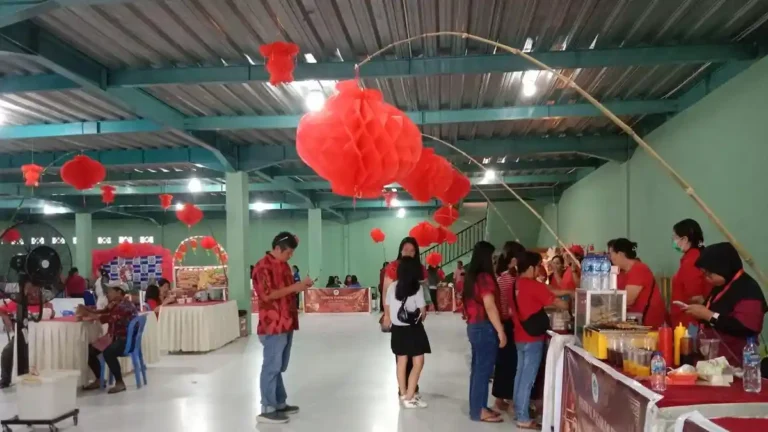 Teks Foto: Warga Antusias Sambut Festival Pasar Imlek 2026 di Timika. (ist)