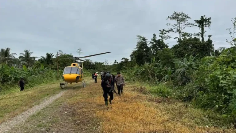 Teks Foto: Nampak helikopter saat tiba di Kapiraya yang ditumpangi tim penanganan harmonis konflik sosial Kapiraya. (ist)