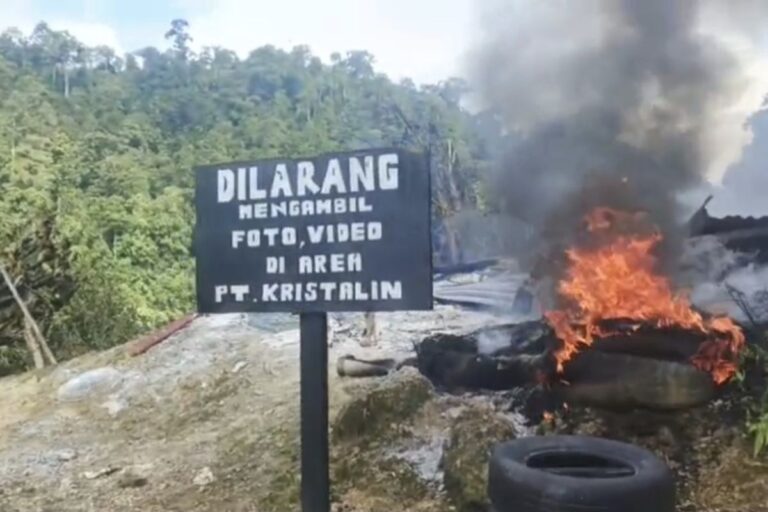 Tampak pos penjagaan PT Kristalin Ekalestasi ludes terbakar. (ist)