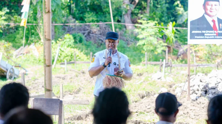 Teks Foto: Pelaksana Tugas Asisten I Setda Papua Tengah, Alanthino Wiay saat menyampaikan sambutan tertulis Gubernur Papua Tengah, Meki Nawipa. (ist)