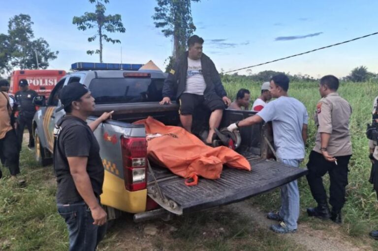 Teks Foto: Petugas kepolisian melakukan olah TKP kasus pengemudi ojek ditemukan tewas di Nabire, Papua Tengah. (ist)