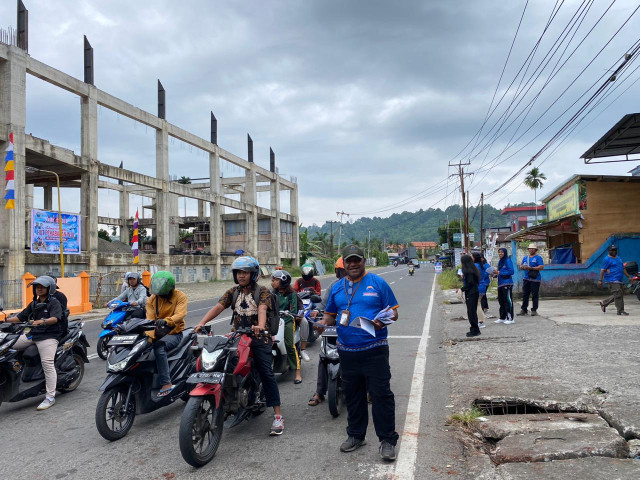 Teks Foto: Kepala Perwakilan Ombudsman Papua Barat, Amus Atkana dan lainnya. (ist)