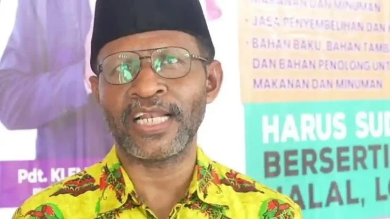 Teks Foto: Kepala Kanwil Kemenag Provinsi Papua, Pendeta Klemens Taran. (ist)