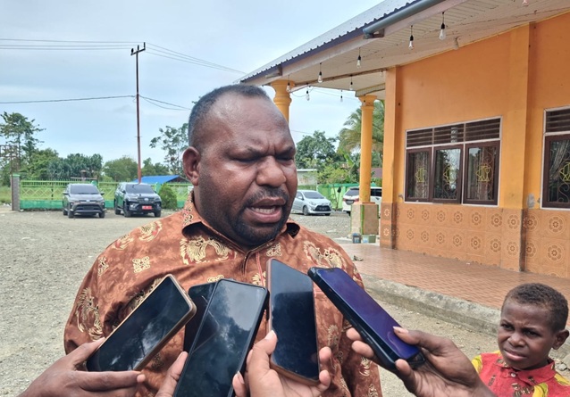 Teks Foto: Bupati Kabupaten Intan Jaya, Aner Maisini. (ist)