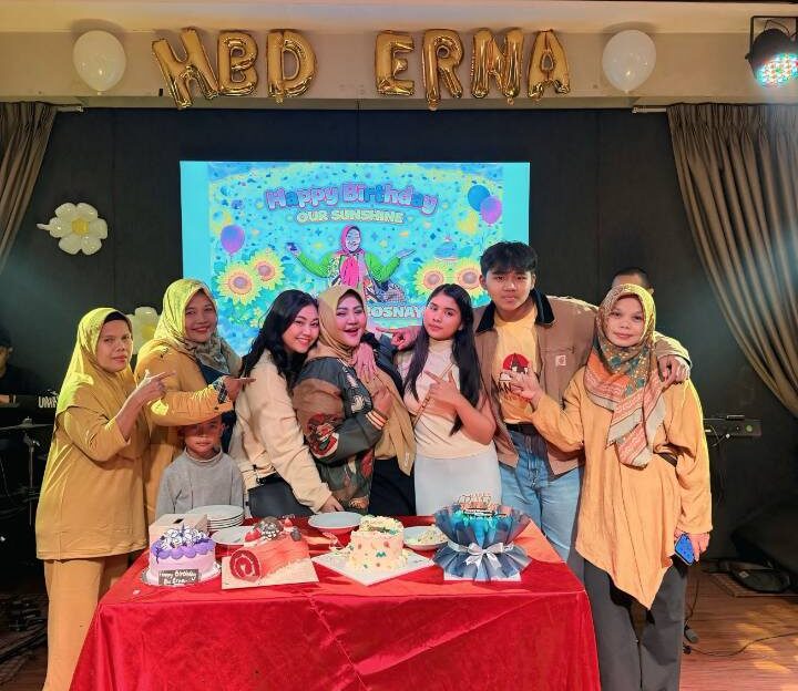 Teks Foto: Para artis hadiri Ulang Tahun Hj Erna Alif Rosnayni. (ist)