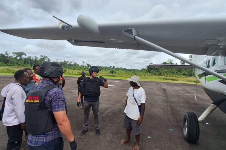 Teks Foto: Olah TKP penembakan pesawat Smart Air PK SNR di Bandara Korowai Batu Danowage, Boven Digoel, Papua Selatan. (ist)