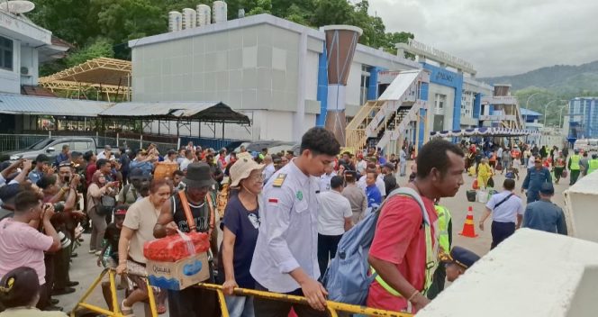 Teks Foto: Penumpang di Pelabuhan Laut Jayapura. (ist)