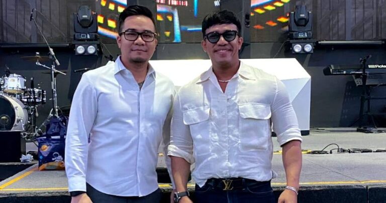 Teks Foto: Vokalis band 'Repvublik, Ruri bersama 80Proof Ultra dan lainnya. (ist)