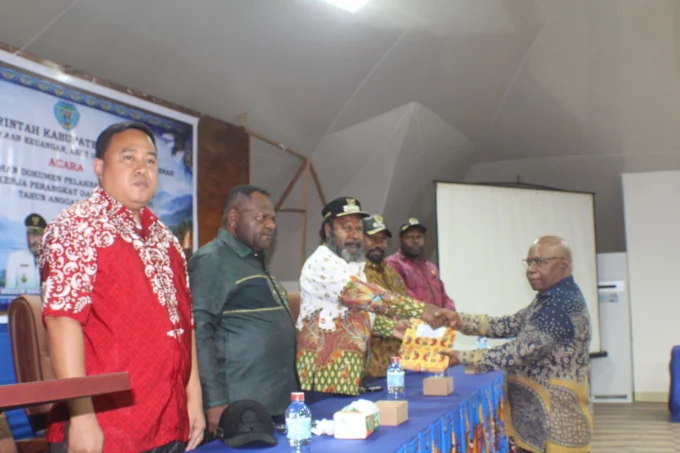 Teks Foto: Bupati Tolikara dan lainnya. (ist)