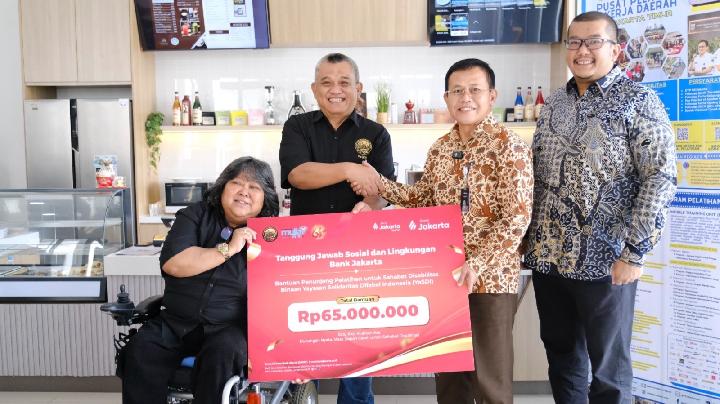 Teks Foto: Bank Jakarta Salurkan Bantuan Untuk Sahabat Disabilitas Binaan YaSDI di Pusat Pelatihan Kerja Daerah (PPKD) Jakarta Timur, Duren Sawit, Jakarta Timur. (ist)