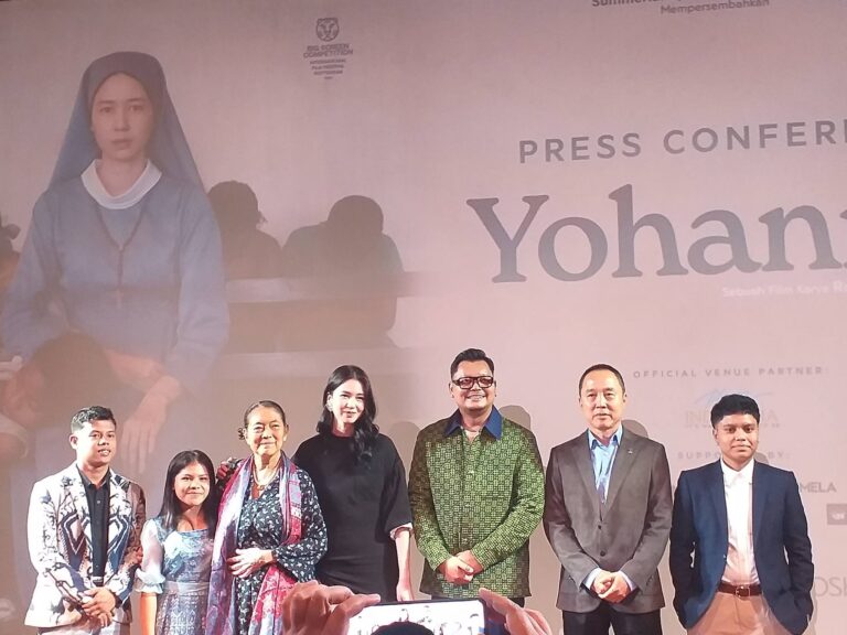 Teks Foto: Laura Basuki dan para pemain film 'Yohanna'. (mia)