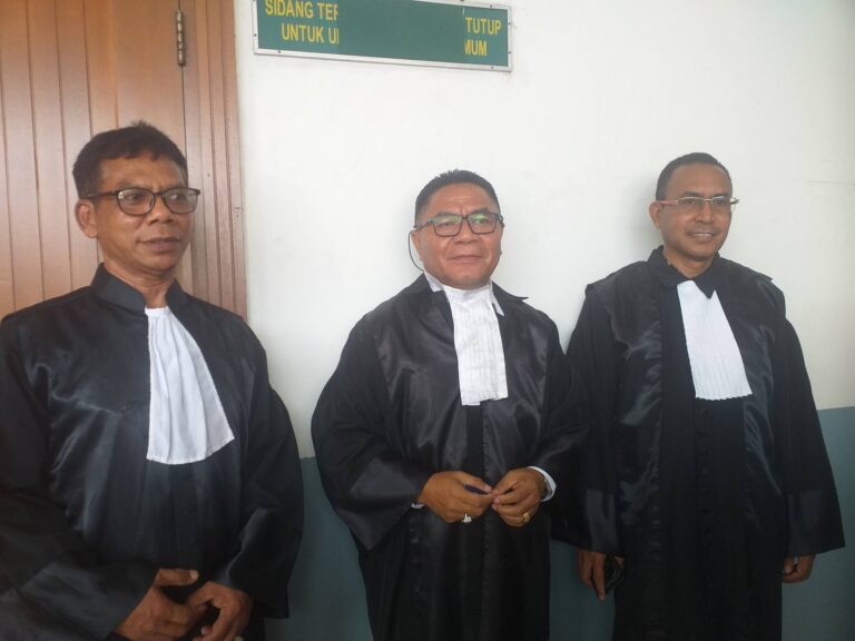 Teks Foto: Para kuasa hukum terdakwa Reinhart Muljadi di Pengadilan Negeri Jakarta Barat (PN Jakbar). (mia)