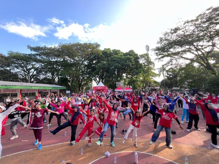 Teks Foto: Warga dan Lifebuoy Gelar Zumba. (ist)