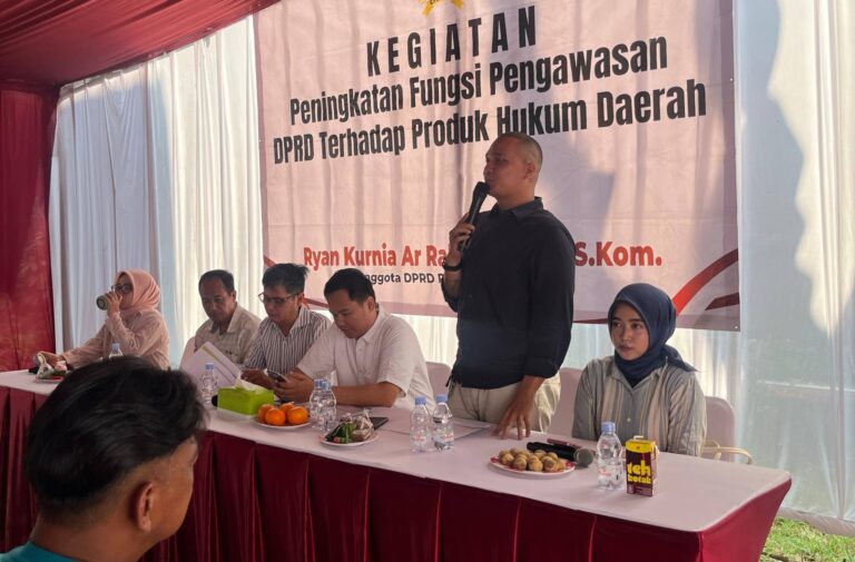 Teks Foto: Warga RT 09 RW 10, Kalisari, Pasar Rebo bersama Anggota DPRD DKI Jakarta, Ryan Kurnia Ar Rahman. (ist)