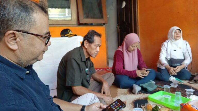 Ketua RT 09 Kalisari, Teddy, Lurah Kalisari dan lainnya. (ist)