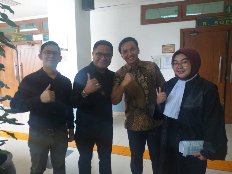 Teks Foto: Kuasa Hukum, Dr. Nyoman Rae, SH, MH dan timnya. (mia)