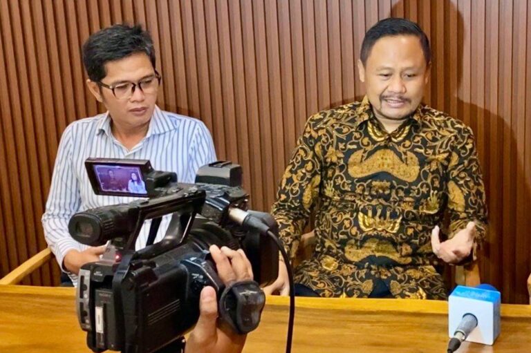 W. Yogi Widodo, SH, Kuasa Hukum dari Para Investor BDJ dan Stafnya, Octavin Teddy Pastriyanto. (ist)