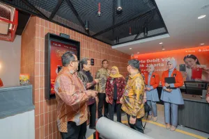 Teks Foto: Bank Jakarta menghadirkan layanan eForm di KCP Kebayoran Park. (ist)