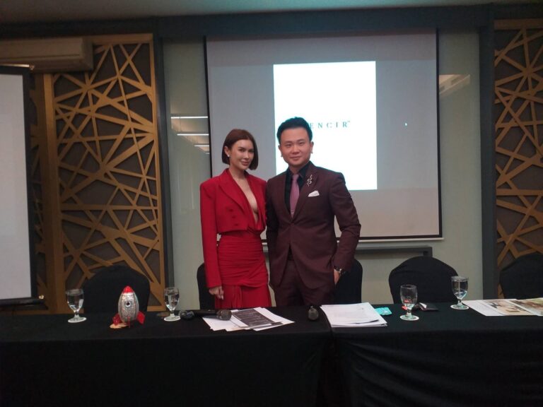 Teks Foto: Michelle Halim dan Kuasa Hukumnya, Michael Sugijanto, SH. (mia)