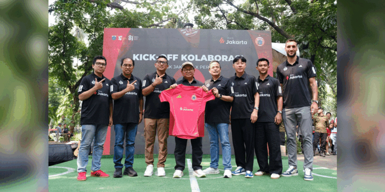Teks Foto: Gubernur DKI Jakarta Pramono Anung (keempat dari kiri) didampingi Direktur Utama Bank Jakarta Agus H. Widodo (keempat dari kanan), pelatih Persija Shin Tae-yong (ketiga dari kanan), bersama Presiden Persija Jakarta Mohamad Prapanca, Ketua Umum The Jakmania Muhammad Aditya Putra, serta jajaran pemain dan ofisial. (ist)