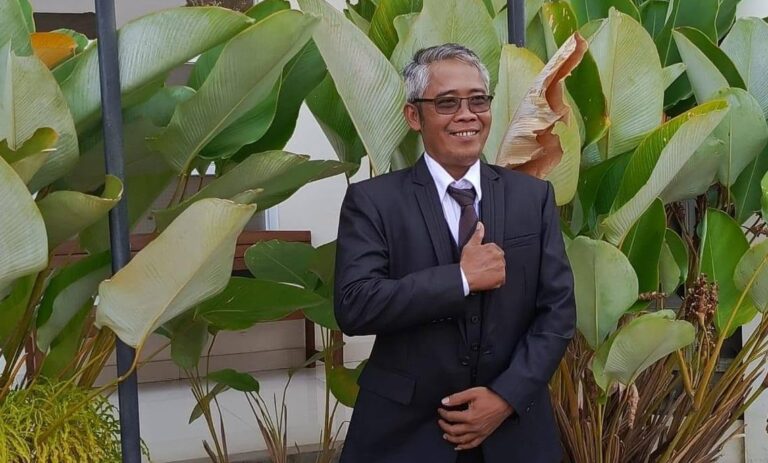 Teks Foto: Suseno, Pengusaha Instrumen Gitar Raih Sarjana Hukum di Universitas Boyolali. (ist)