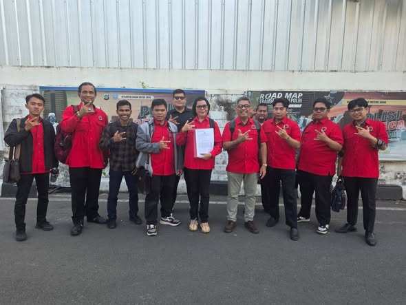 Teks Foto: Budi Sembiring, Singgih Darjo Atmadja dan Anggota BBHAR DPD PDI Perjuangan DKI Jakarta. (ist)