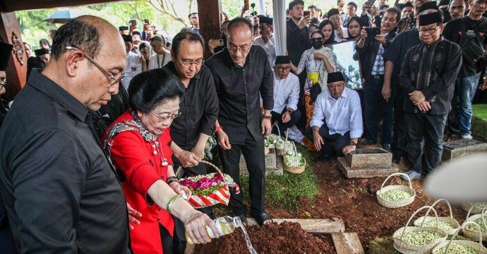 Teks Foto: Prosesi Pemakaman Guruh Soekarnoputra. (ist)