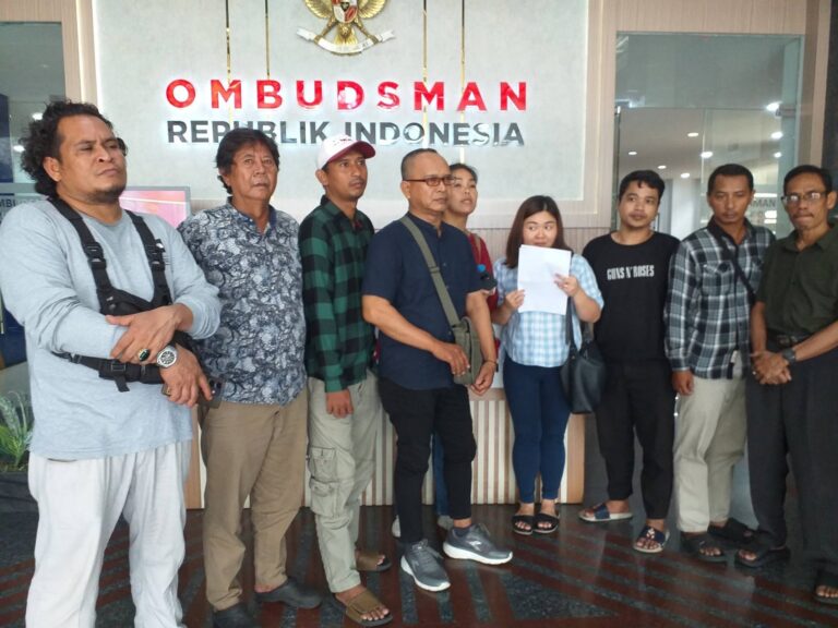 Teks Foto: Keluarga Warga Binaan sambangi Ombudsman. (mia)