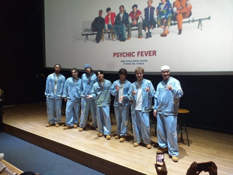 Teks Foto: Para Personel Psychic Fever. (mia)