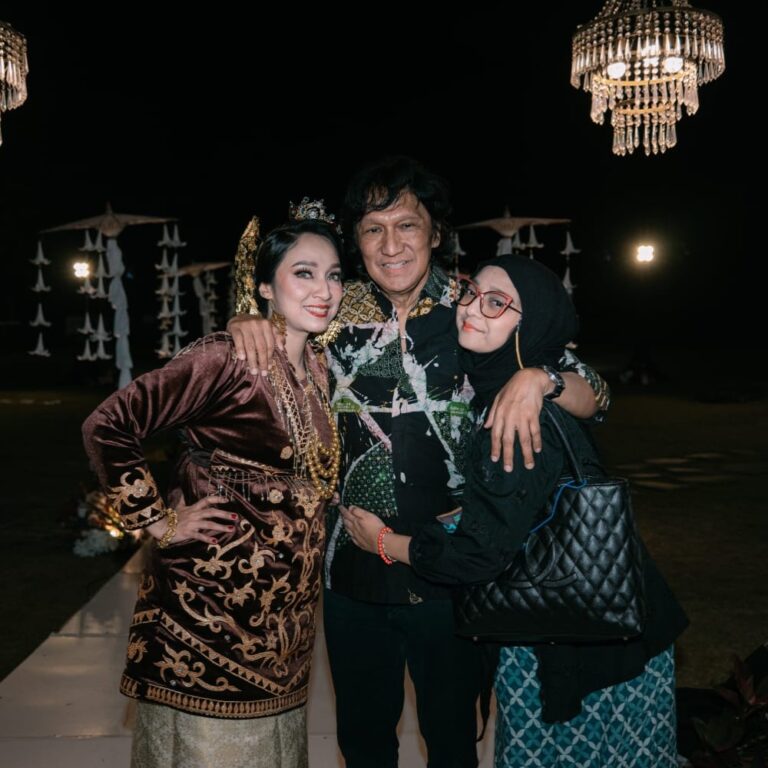 Teks Foto: Ikang Fawzi, Bella Fawzi dan Chiki Fawzi. (ist)