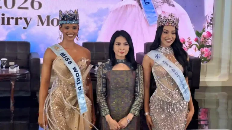 Teks Foto: Miss World 2026, Joheirry Mola (kiri) bersama dengan Liliana Tanoesoedibjo (tengah) dan Audrey Bianca (kanan). (ist)
