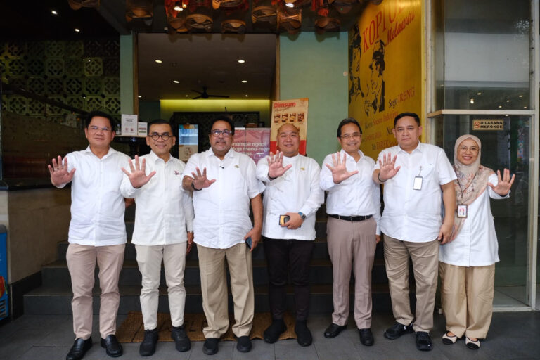 Teks Foto : Wakil Gubernur DKI Jakarta, Rano Karno, Kepala OJK Jabodebek, Edwin Nurhadi dan lainnya. (ist)